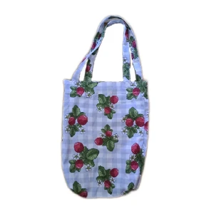 Totebag med jordgubbar.  - Totebag med smultron motiv. Pris är diskuterbart  💖 För mer info skicka pm. Köparen står för frakten. Ansvarar inte för paketet under frakt.