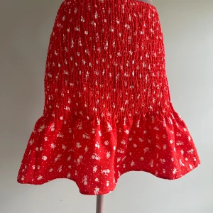 Snygg sommarkjol - Superfin röd smockad sommarkjol från H&M (kan även ha som topp)