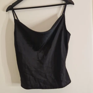 Svart linne - Jättefint linne i satin imitation. Aldrig använd