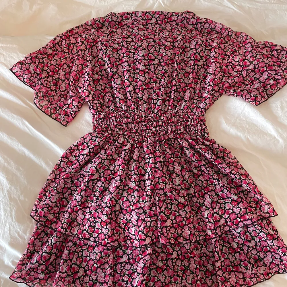 Jätte söt kortärmad rosa blommig klänning, aldrig använd 💞💞passar xs-m. Klänningar.