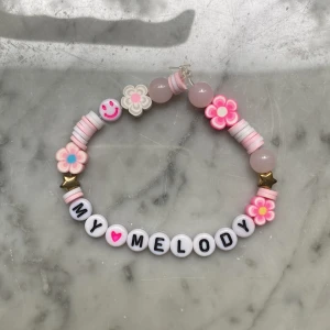 My melody armband - Ett gulligt my melody handgjort armband☺️ ganska stort så jag skickar med en tråd bit så du kan göra om den 🎀🌸gör också custom orders😁🫶🎀