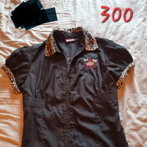 Helt ny skjorta, Rumble 50, utan lapp. Stl L - Säljer en helt oanvänd skjorta. Lappen är borttagen då jag trodde den endå skulle kunna passa till nptt tillfälle, men det tillfället kom aldrig tyvärr. Stl L,  från rökfritt hem. 