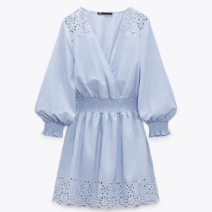 Zara blå klänning med broderi - Himmelsblå klänning med hålbroderier från zara, i nyskick.