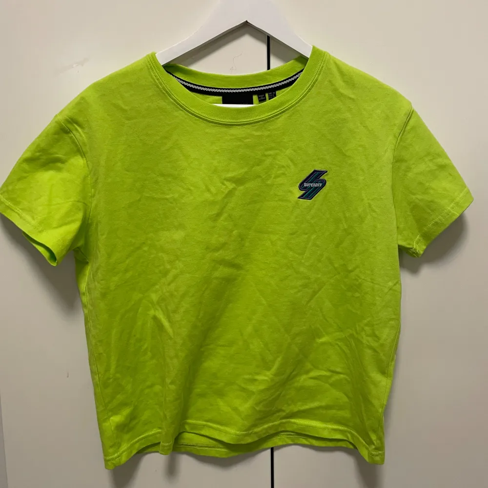 Grön Superdry T-shirt i storlek 38. ALDRIG ANVÄND💚. T-shirts.