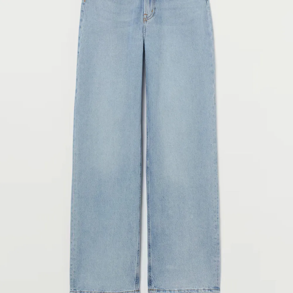 Ett par ljusblå jeans från H&M i storlek EUR 38. Jeansen har en rak passform och är tillverkade av denim. Sktiv för mer mått och info!💕💕. Jeans & Byxor.