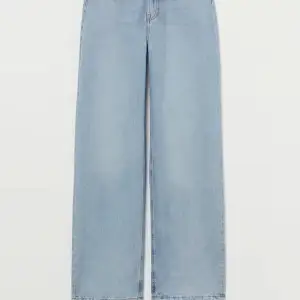 Ett par ljusblå jeans från H&M i storlek EUR 38. Jeansen har en rak passform och är tillverkade av denim. Sktiv för mer mått och info!💕💕