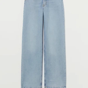 Ljusblå jeans från H&M - Ett par ljusblå jeans från H&M i storlek EUR 38. Jeansen har en rak passform och är tillverkade av denim. Sktiv för mer mått och info!💕💕
