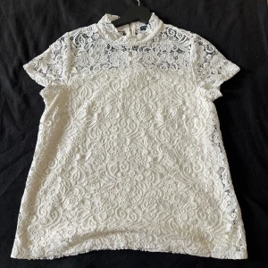 Kortärmad spets tröja  - Jättefin oanvänd tröja. Säljer den för att jag inte känner att den kommer till användning i min garderob. Storlek M men funkar som S också. Den är ifrån STOCK LM.