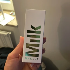 Helt ny milk primer  - Helt oanvänt oöppnad hydro grip milk primer i full size. Säljer pga att det är försent att lämna tillbaka 