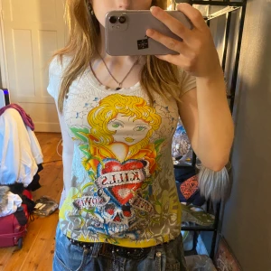 Hello kiss tröja❤️ - Super fin tröja jag hittade på en secund hand i Italien❤️den har rinestones❤️ den ska vara storlek L men den passar som en S 