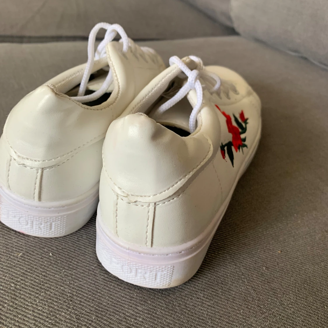 Vita sneakers med rosor - 92