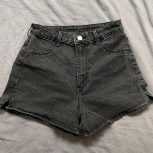 Shorts - Ett par jeansshorts som ej används längre. Hyfsat höga i midjan.