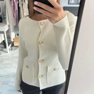 Cardigan - Så fin cardigan💕 köpt second hand, jätte brs kvalitet men säljer pga inte min stil💕