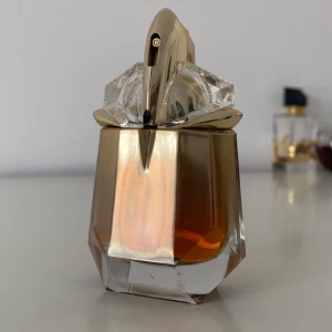 Mugler Ailen Goddess Intense EdP 30 ml - Använd, i bra skick Ca 90% kvar i flaskan (se bild 4) Det finns liten spricka på flaskan pga fallet i golvet men det påverkar ej innehållet heller funktionen Säljer för att jag har många dofter och denna kommer inte till användning Nypris 1025 kr  
