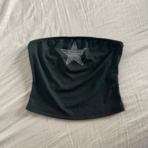 Tub topp - Säljer denna supersnygga tub toppen med stjärna! Alla diamanter är kvar o den är endast testad🤍
