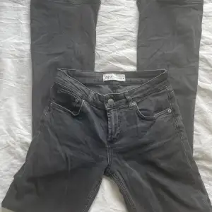 Säljer dessa skit snygga lågmidjade bootcut jeans från zara då dom är för små för mig, super snygg modell och sitter jätte fint på! Om du är intresserad tveka inte på att höra av dig!