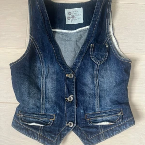 Snygg jeansväst - En jätte snygg och cool jeansväst 