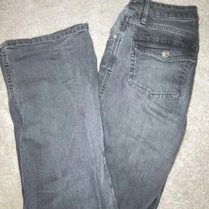 Lager 157 true religion liknande bootcut jeans  - Säljer dessa populära lowwaist, bootcut jeansen från lager157 snygga fickor📸 Midjamått: 38cm, rise: 20cm, innerbenslängd: 84cm! Säljer då de är långa, nypris 400kr, 10/10 skick, brukat fåtal gånger, köpta nyligen, köp nu🩷, kom privat för fler bilder🩷