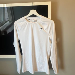 Gymshark tröja  - Tja säljer denna riktigt snygga gymshark tröjan. jag e 185 ock den sitter perfekt på mig hör av er på frågor om tröjan🙌 