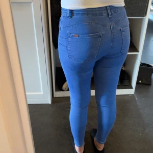 Pushup jeans - Pushup jeans storlek 27. Fint skick. Dock är dragkedjan lite svår att dra upp, man måste lirka lite, men den funkar ändå. Därav det billiga priset. 