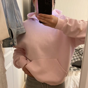 ljusrosa hoodie - säljer för den inte längre kommer till användning, den är inte använd alls många gånger är då i väldigt bra skick. 