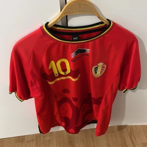 Belgien fotbollströja  - Inte lätt och få tag på denna tröjan och den är rätt unik med Eden Hazard på ryggen och nummer 10. 