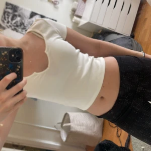 Top från Bikbok💞💞 - Säljer denna top från Bikbok som är lite öppen som ni ser där framme💕❤️