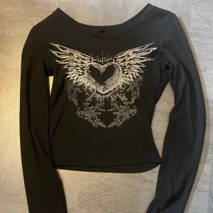 Y2K tröja - Cool tröja köpt second hand men är i bra skickk Säljs för att den inte kommer till användning 