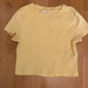 Gul tröja - En gul t-shirt som är lite kortare❤️ Storlek M men skulle mera säga att det passar till xs, S och M💕 Skriv för fler bilder