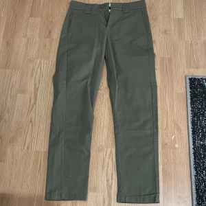 Mörkgröna kostymbyxor  - Använd knappt 