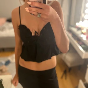 Topp -  Säljer denna super fina svarta toppen då den inte kommer till användning längre. Har bara använt den ett fåtal gånger så den är alltså i mycket bra skick❤️