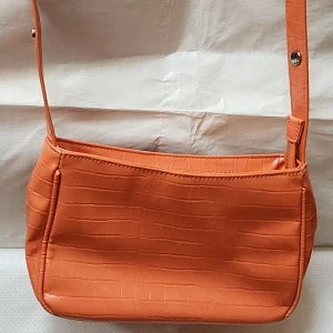 Handväska  - Längd:15 cm Bredd: 23 cm Botten: 7,5 cm Använd mycket lite. 