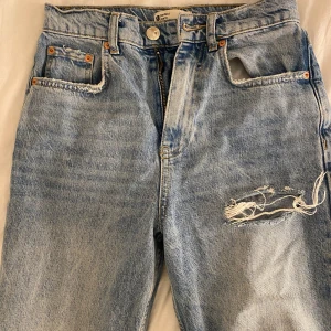 High waisted ripped jeans  - Säljer dessa high waisted byxorna med hål ifrån Gina tricot. De är i storlek 34 och är i super bra skick då de bara använts ett fåtal gånger! Skriv om ni undrar om något💗