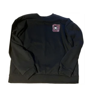 Cool sweatshirt  - Super cool sweatshirt med tryck på baksidan och framsidan! Använd fåtal gånger 💗