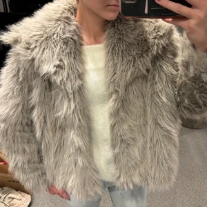 Pälsjacka  - Säljer min pälsjacka som är använd ca 3-4 gånger. Finns även knappar om man vill stänga jackan. Skriv för fler frågor eller bilder  (Köpare står för frakt)💗