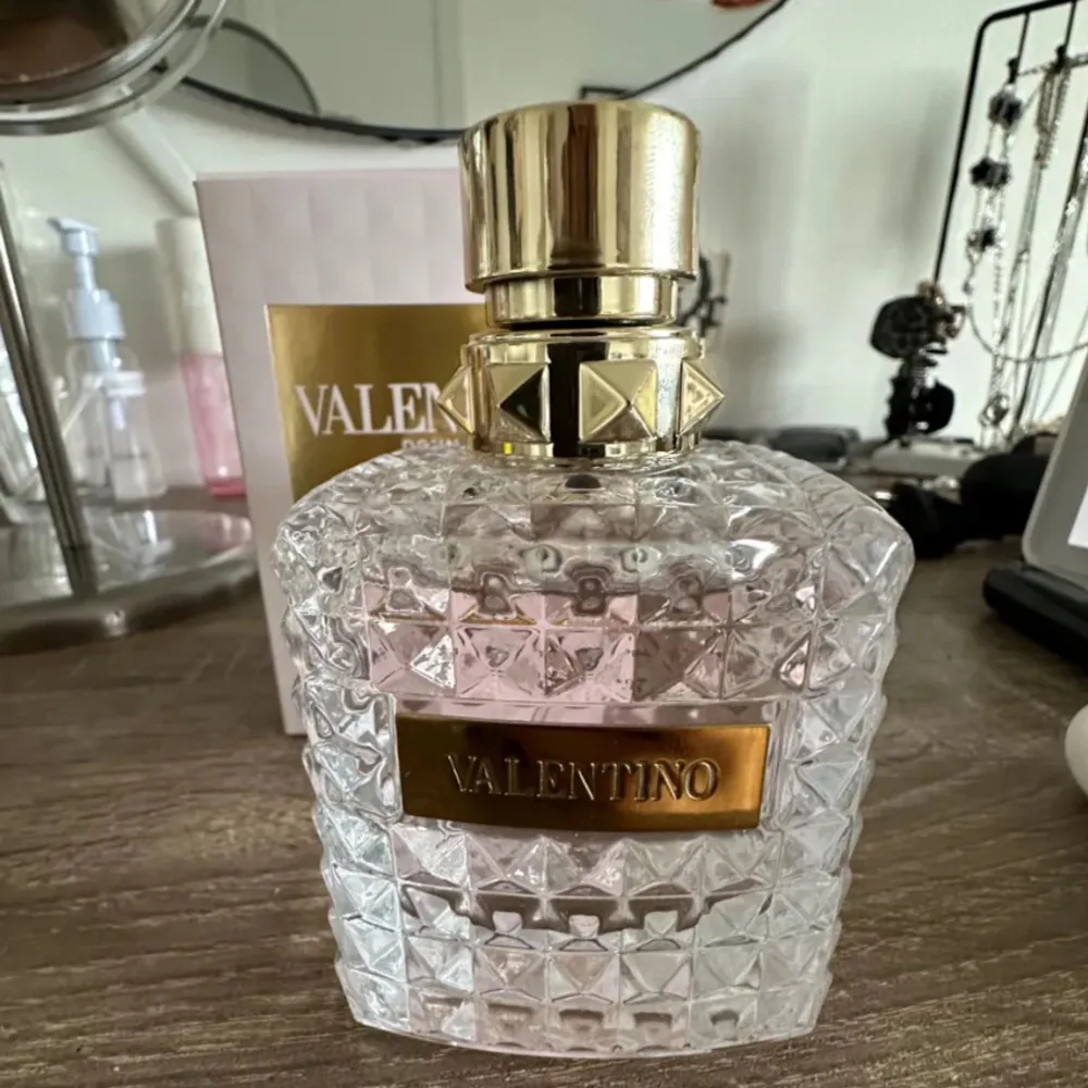 säljer min valentino donna edp som jag köpte på kicks för 1800kr och det är väldigt mycket kvar. säljer för 800 för att få den såld . Skönhet.