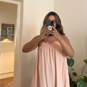 Långklänning  - Ljusrosa långklänning från hm i fint material. Är väldigt flowig och passar  många storlekar. Väldigt härlig som strandklänning eller som vanlig!   Skicket är bra, använd ett fåtal gånger. 