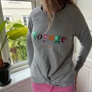 Sweatshirt med tryck 🩷 - Jättesött tröja med färgglatt tryck!! Osäker på storlek men sitter som xs 💕 Tröjan har även en jättefin knyt detalj nertill. Tror att märket är Scotch R’ Belle!!