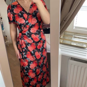 Blommig satin klänning - Använd fåtal gånger. Sitter väldigt fint på