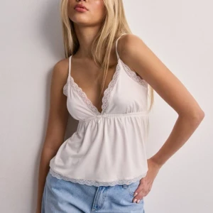 Spetslinne  - Superfint populärt spetslinne från Nelly! Slutsåldt i xxs-s 💗 jag har sytt in axelbanden då de va lite långa men det går superlätt att sprätta upp om man vill det! 🤗 pris kan diskuteras 