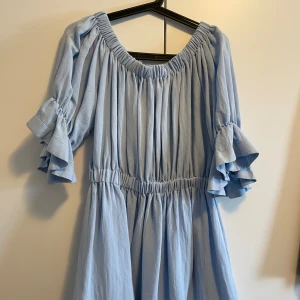 Off shoulder blå klänning  - Använd 2 gånger. Väldigt fin. Liten i storleken 