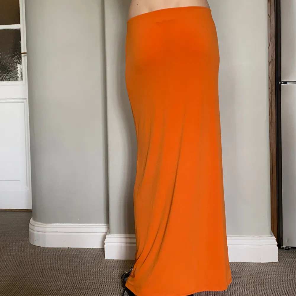 Orange Långkjol i stretchigt material! Längd: 102 cm. Jag är 180 cm💗  Köparen betalar för frakt 💗. Kjolar.