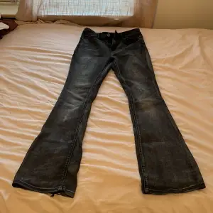 asnygga bootcut jeans från vero moda, okej skick lite slitna där nere och färgen har gått bort vid en del (se bilder), pris kan diskuteras, skriv vid frågor💕