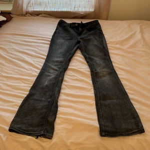 Bootcut jeans💗 - asnygga bootcut jeans från vero moda, okej skick lite slitna där nere och färgen har gått bort vid en del (se bilder), pris kan diskuteras, skriv vid frågor💕