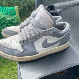 Jordans - Ett använt skick finns märken av användning. Öppen för frågor mm.