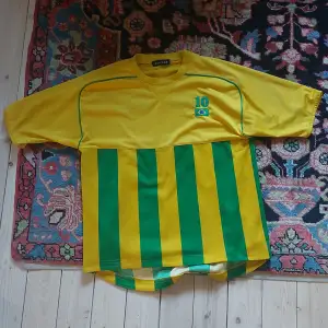 Säljer denna snygga fotbolls t shirt med brazilien tryck. T shirten är vintage och är rätt så svår att få tag i. 