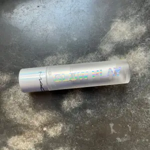 Ett läppstift från MAC:s Glow Play-serie i färgen Sweet Treat. Läppstiftet har en ljus persikofärg och kommer i en silverfärgad hylsa med holografisk text. Använd exakt en gång pga fel färg. Se google för färgbilder (jag skulle säga att den e mer täckande och persikofärgad/rosa än de bilderna som finns där). Återfuktande