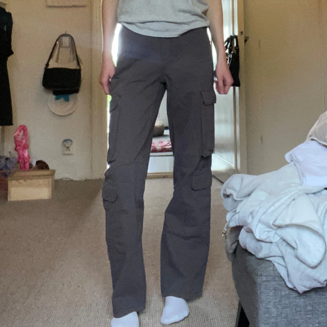 Gråa cargobyxor