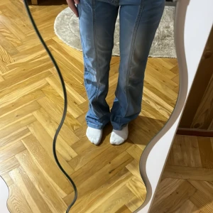  Lågmidjade jeans - Säljer dessa låg midjadet Bootcut Jeans för 250 kr, aldrig använda helt nya super skick. Säljer för att de är för stora för mig köpte dom för längesen har aldrig använt dem super fina och har fina fickor Pris kan diskuteras.