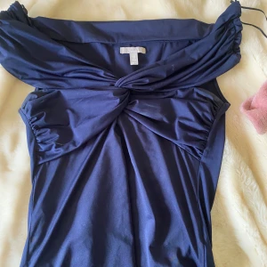 Blå off sholder topp - Bra skick, jätte fin.